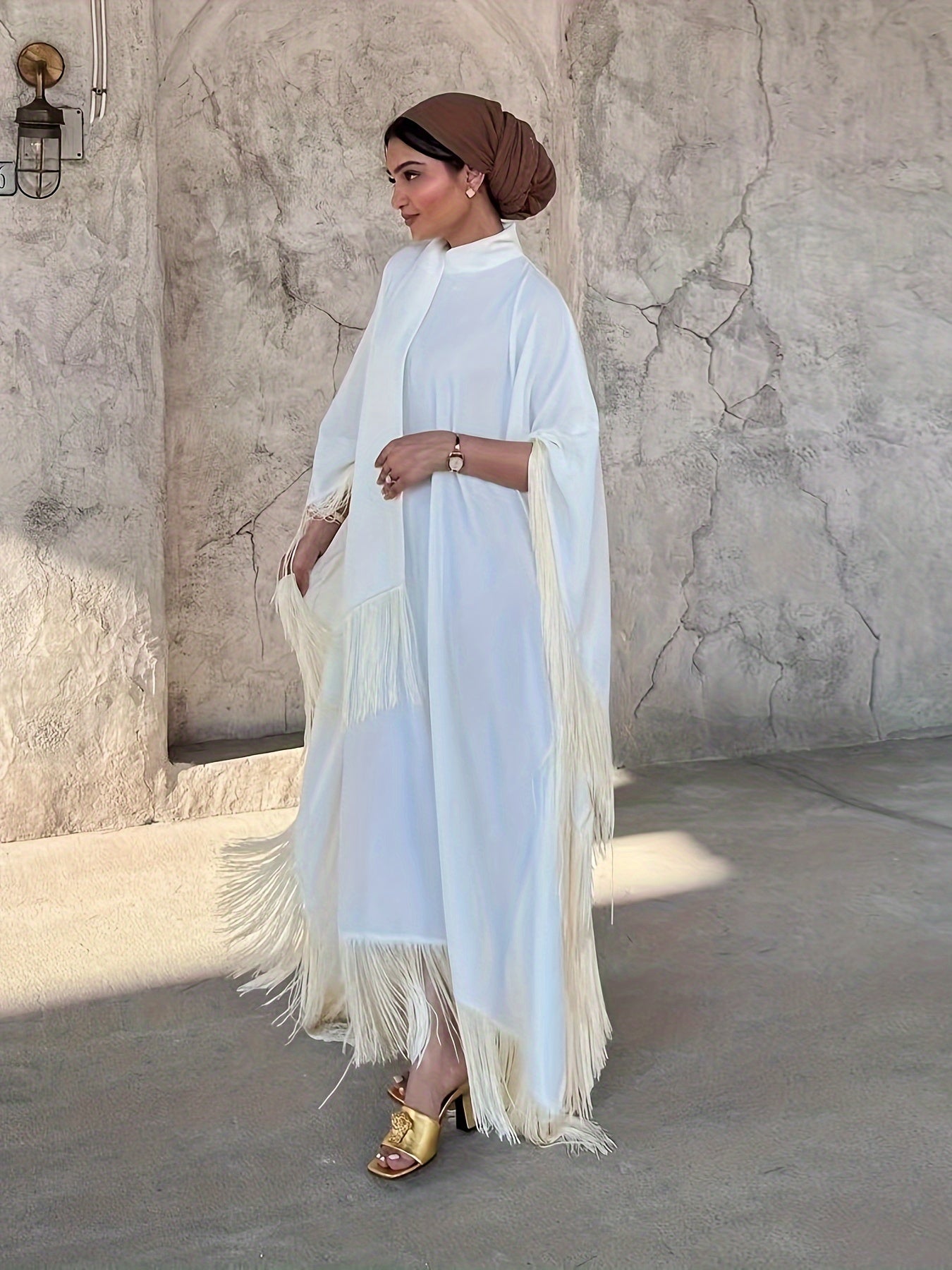 فستان كافتان أبيض وكريمي بأطراف مزخرفة وأكمام بجناح للبنات Fashint