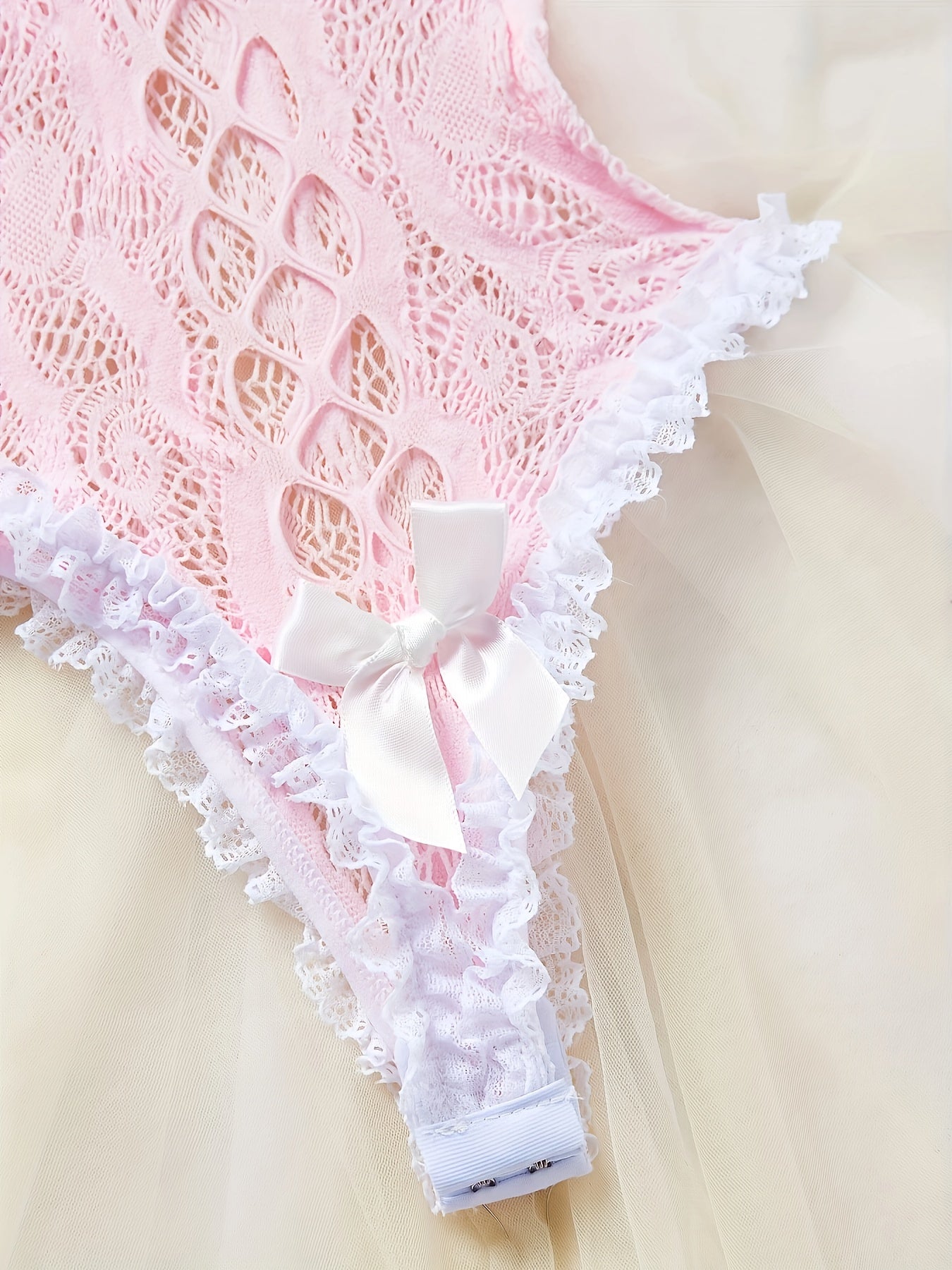 مجموعة متنوعة من الملابس الداخلية النسائية تشمل أزياء أنيقة Fashint