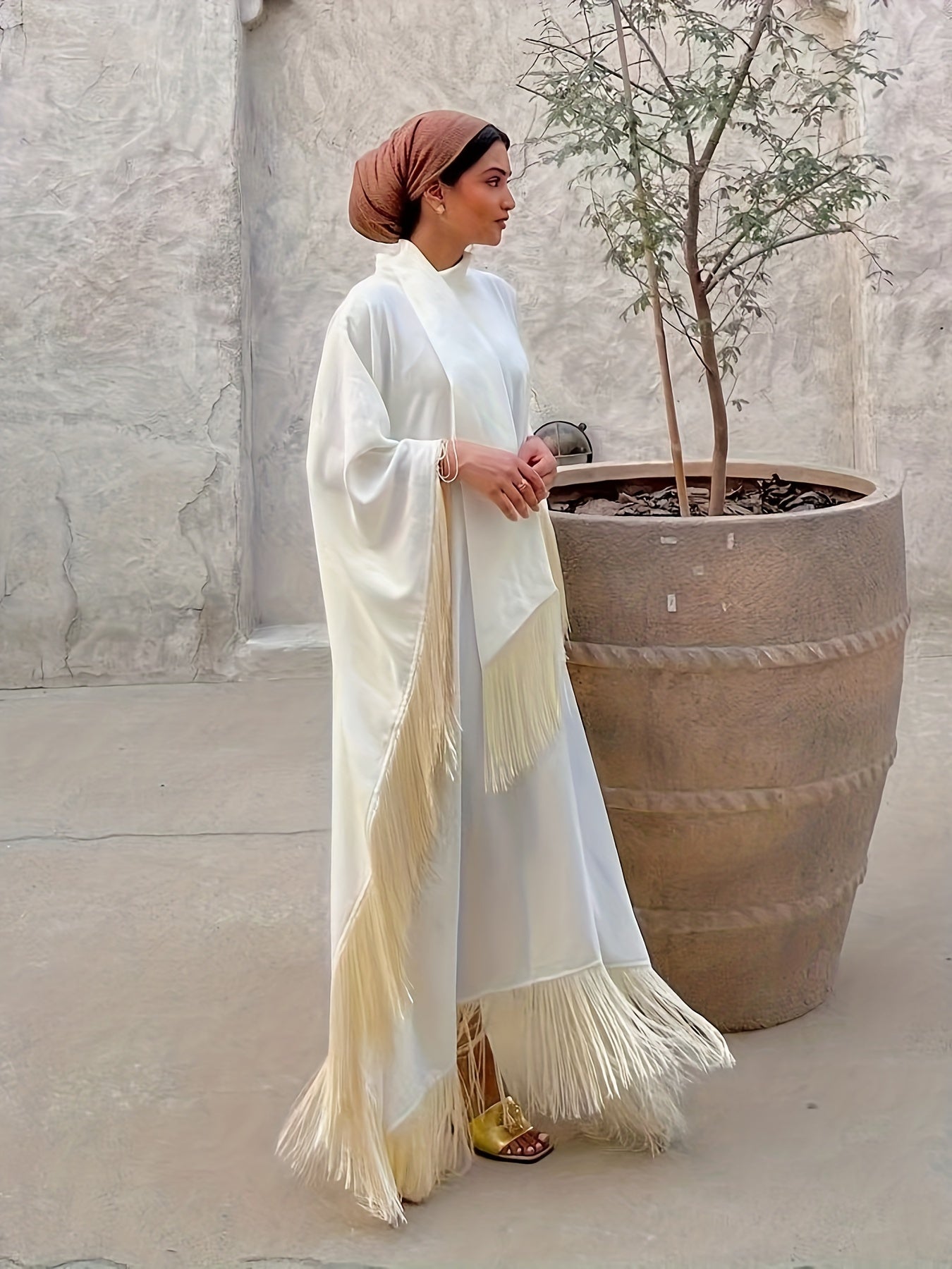 فستان كافتان أبيض وكريمي بأطراف مزخرفة وأكمام بجناح للبنات Fashint