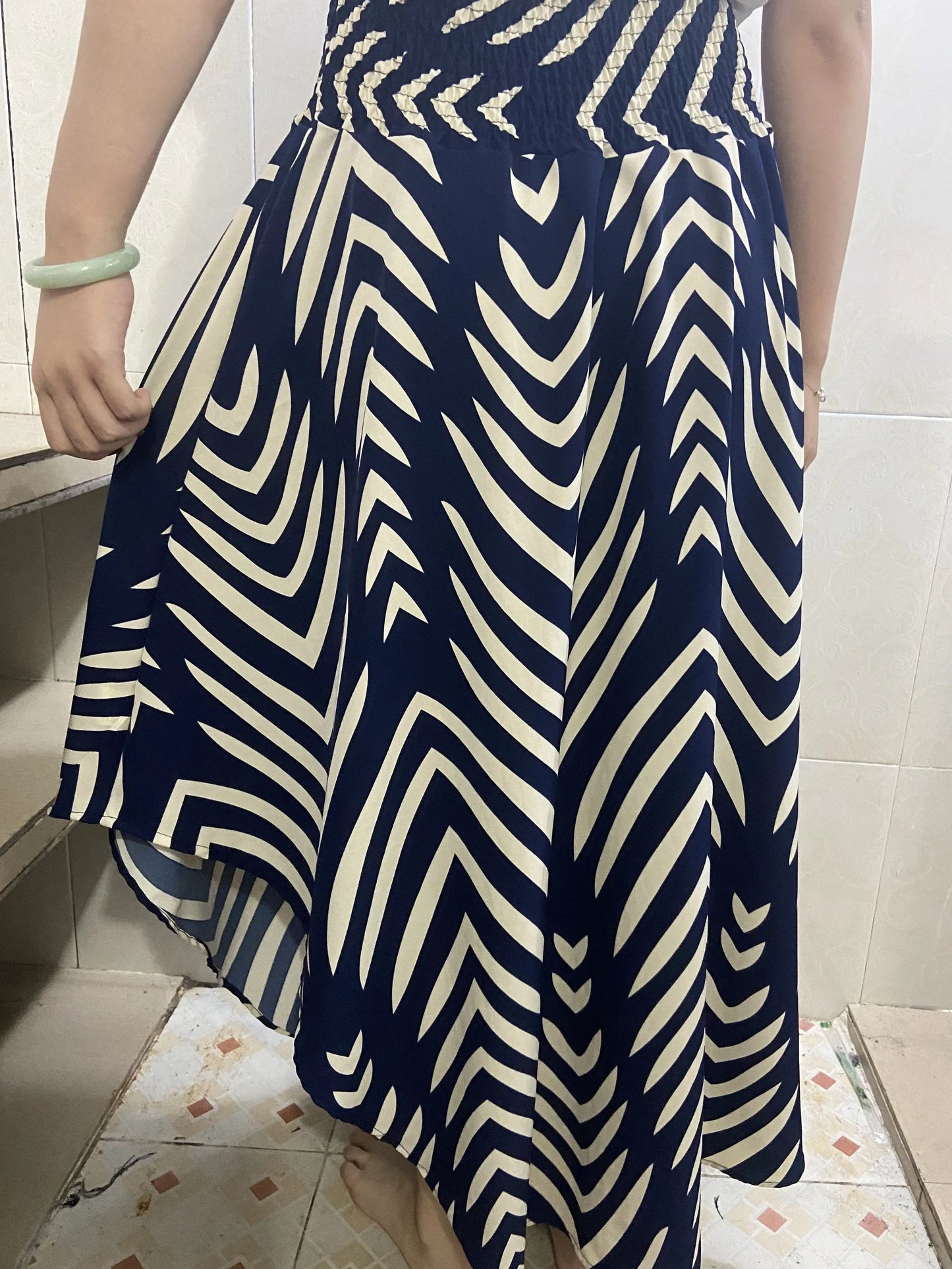 جيبة نسائية بطبعة بايسلي وجوانب مشدودة Fashint