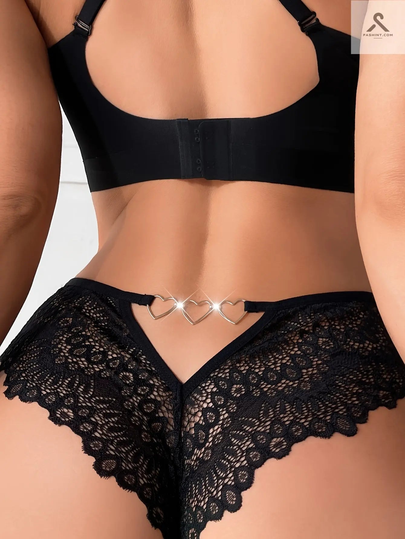 شورتات دنتلة حمراء بتفاصيل حلقة على شكل قلب Fashint