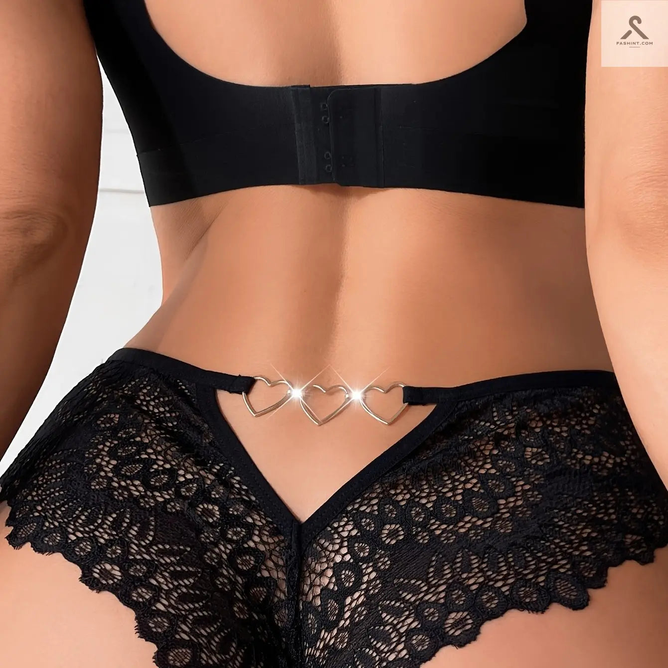 شورتات دنتلة حمراء بتفاصيل حلقة على شكل قلب Fashint