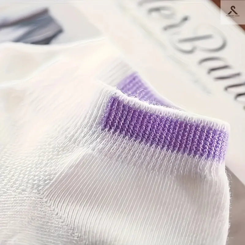 جوارب رياضية أنيقة للنساء بهيكل ناعم وخفيف Fashint