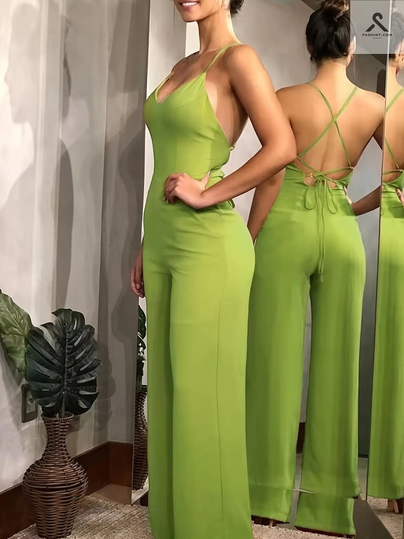 جمبسوت أنثوي مثير مع تصميم رقبة V وجزء خلفي عاري Fashint
