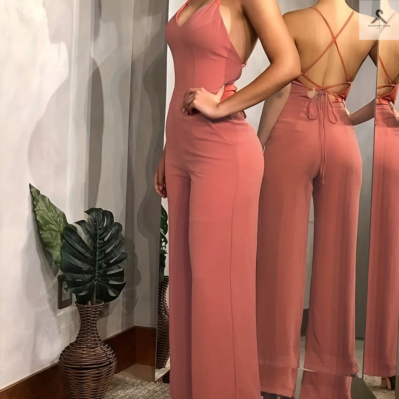 جمبسوت أنثوي مثير مع تصميم رقبة V وجزء خلفي عاري Fashint