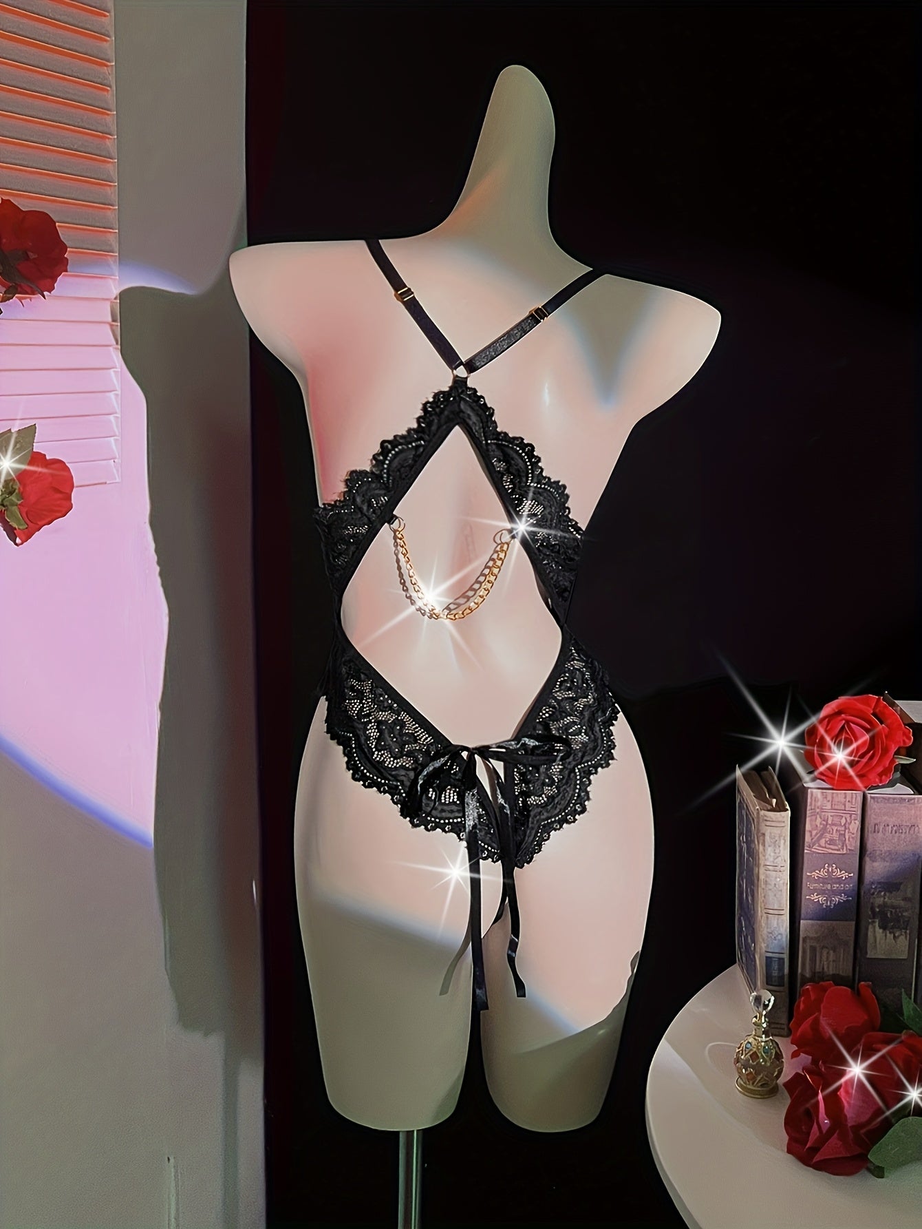 بدلة نسائية أنيقة مزينة بالدانتيل والذهب Fashint