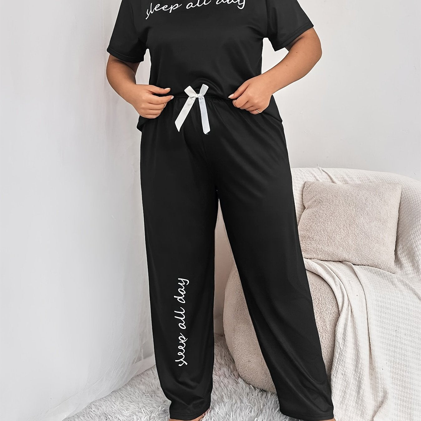 طقم بيجامة جذاب للنساء ذو الأحجام الكبيرة مع قميص بأكمام قصيرة وسروال مريح Fashint