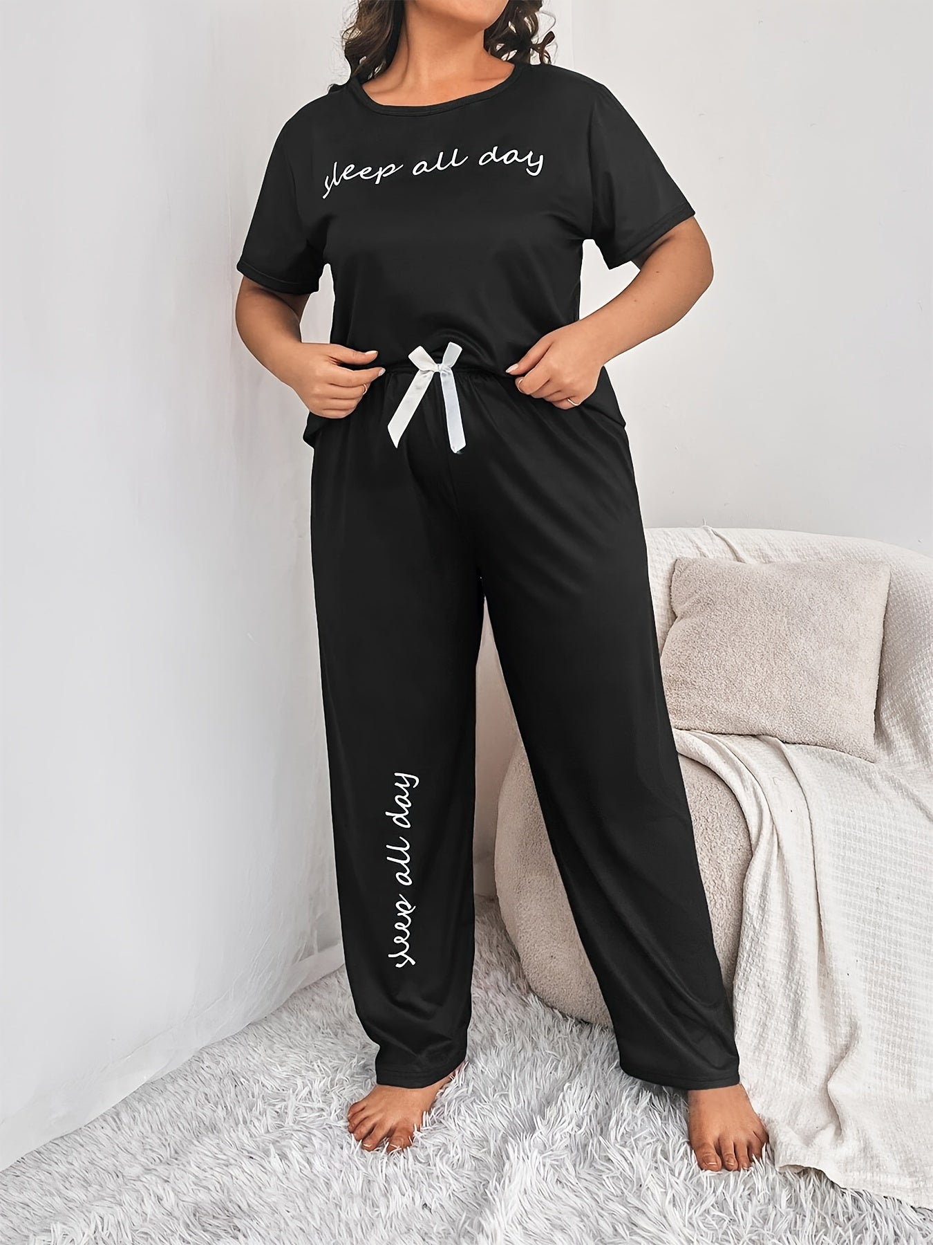 طقم بيجامة جذاب للنساء ذو الأحجام الكبيرة مع قميص بأكمام قصيرة وسروال مريح Fashint