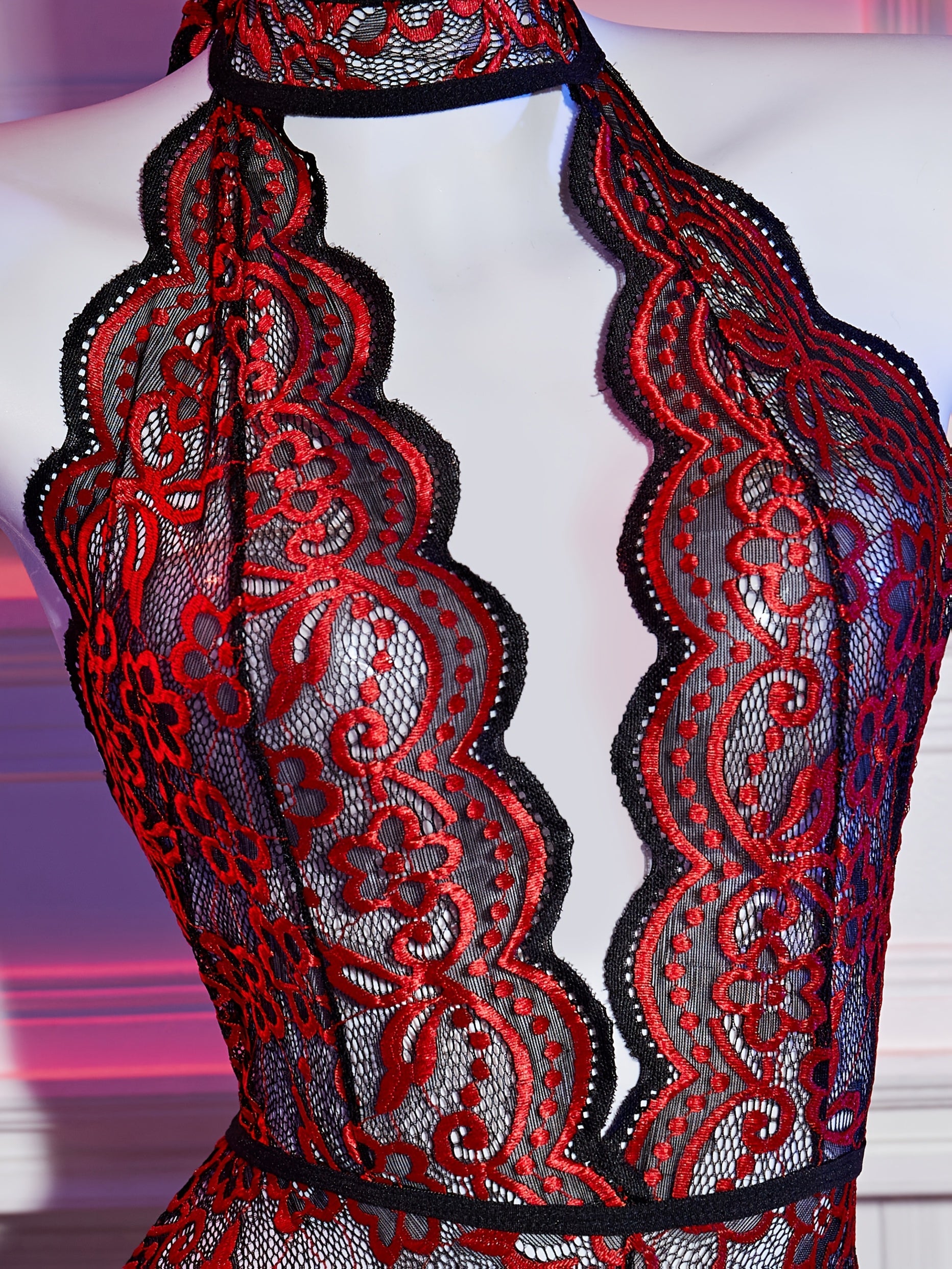 ملابس داخلية حمراء ذات تصميم جذاب تناسب عيد الحب Fashint