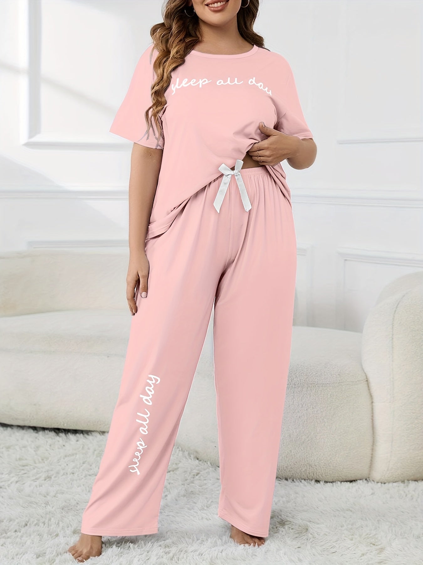طقم بيجامة جذاب للنساء ذو الأحجام الكبيرة مع قميص بأكمام قصيرة وسروال مريح Fashint